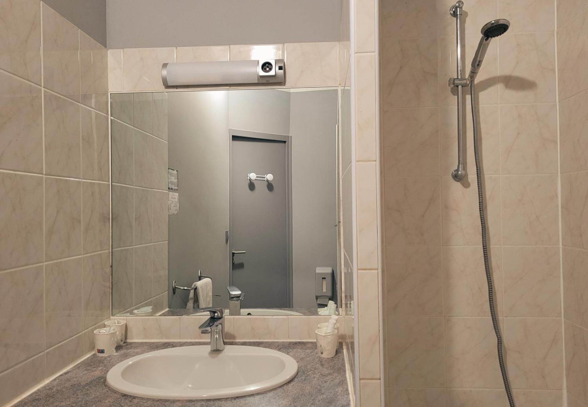 Hotel Restaurant Les Chataigniers Privas Luaran gambar