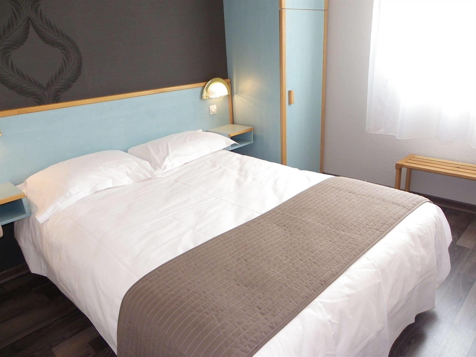 Hotel Restaurant Les Chataigniers Privas Luaran gambar